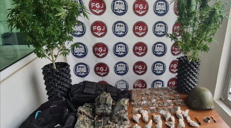 Les encuentran droga y ropa militar clonada en cateo