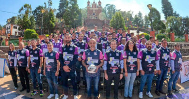 Fotografía oficial del equipo Artesanos de Metepec FC con alcalde Fernando Flores