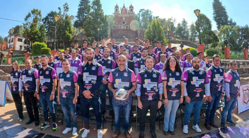 Fotografía oficial del equipo Artesanos de Metepec FC con alcalde Fernando Flores