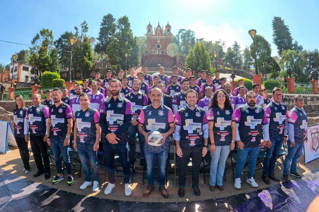 Fotografía oficial del equipo Artesanos de Metepec FC con alcalde Fernando Flores