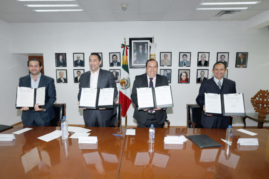 foto uaemex firma de convenio de colaboración con Clúster Mexicano de Fotónica