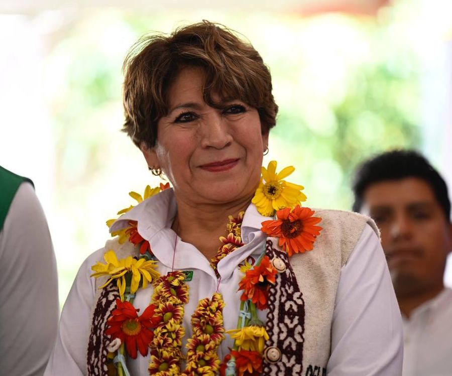 maestra delfina, candidata a gobernadora del estado de Mèxico 2023, en mitin