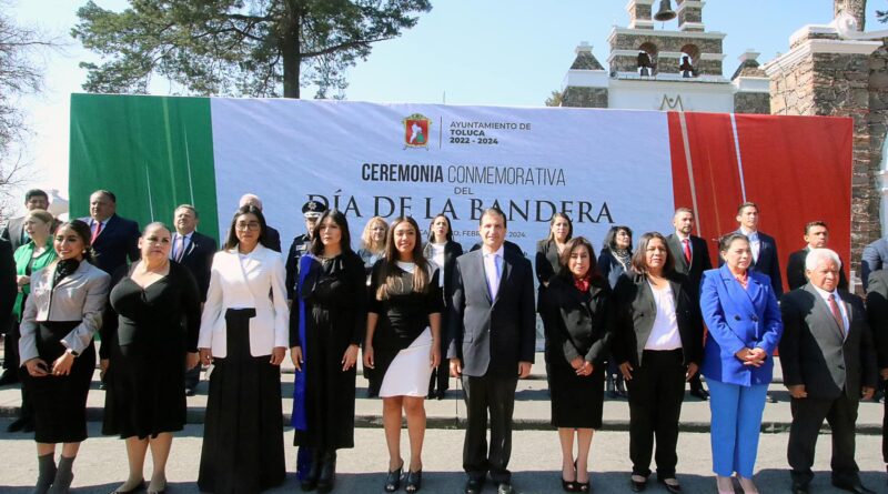El Presidente Municipal de Toluca Juan Maccise, encabeza homenaje a la Bandera