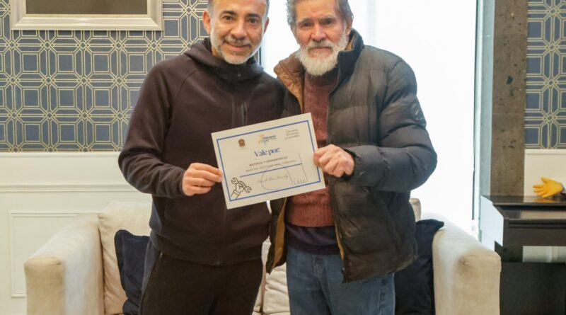 Entregó Fernando Flores presidente Municipal de Metepec, enseres de trabajo al Maestro artesano Saúl Camacho