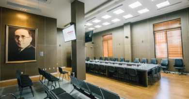 Honra Congreso memoria de Narciso Bassols con salón legislativo