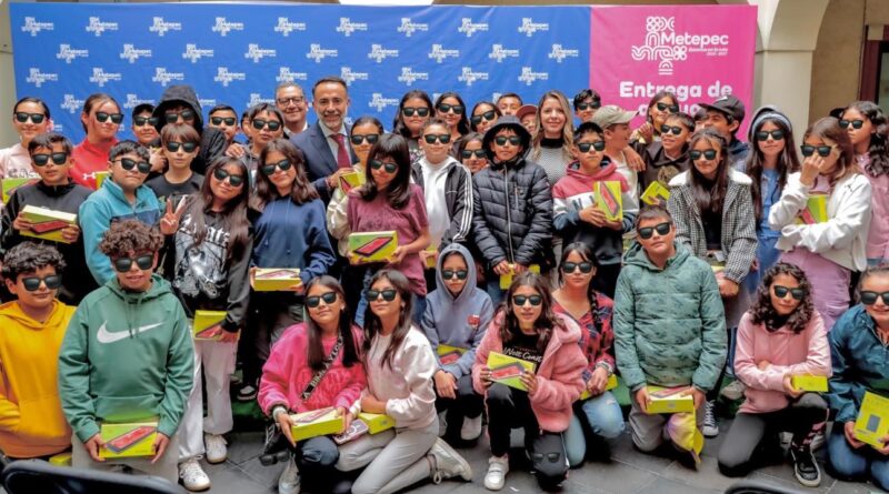 ¡Padrino de lujo! Entrega presidente Municipal Fernando Flores Fernández tablets a egresados de Primaria en Metepec