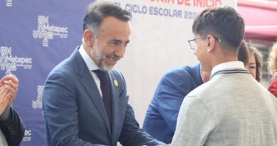 Alcalde de Metepec Fernando Flores Fernández asiste a la ceremonía de inicio de clases en la “secu” 140