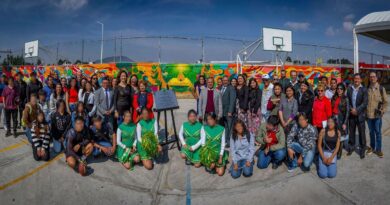 Comunidad de Prepa 5 de la UAEMéx da vida al mural “Colmena de Fuego”