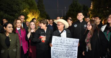 Congreso develó fachada navideña con la presencia de la Gobernadora