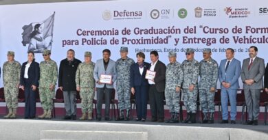 Asisten congresistas a ceremonia de graduación en formación policial