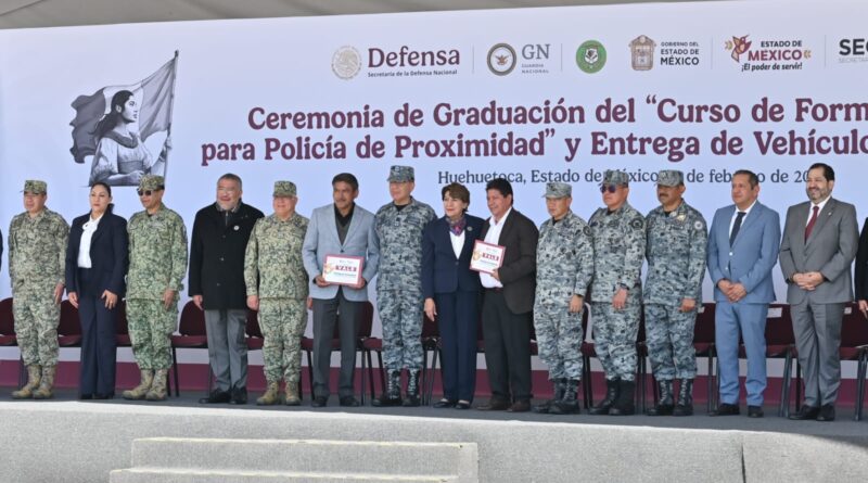 Asisten congresistas a ceremonia de graduación en formación policial
