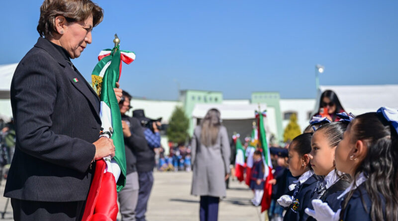 Encabeza Gobernadora Delfina Gómez Ceremonia por el Día de la Bandera; llaman a la unidad y a proteger libertades