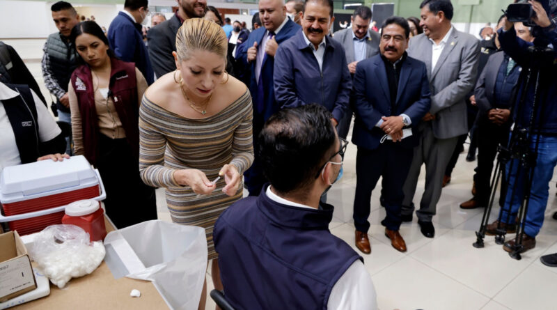 Arranca Gobierno de Delfina Gómez campaña de vacunación contra el sarampión para más de 103 mil docentes en el Estado de México