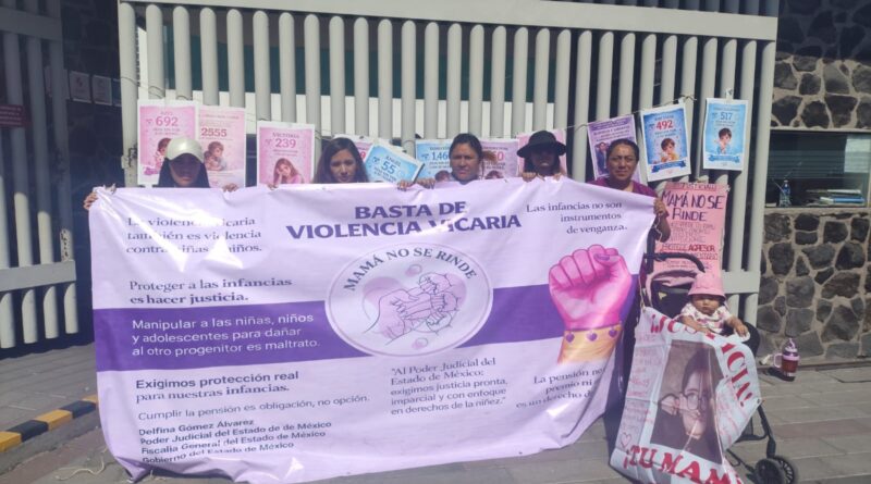 Integrantes de la Colectiva “Mamá No Se Rinde”, se manifiestan afuera del Poder Judicial de Lago de Guadalupe en Cuautitlán Izcalli Edoméx