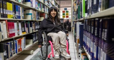 La inclusión no solo se construye con rampas, sino con sensibilidad y respeto: el testimonio de María Ávila Santamaría, universitaria usuaria de silla de ruedas
