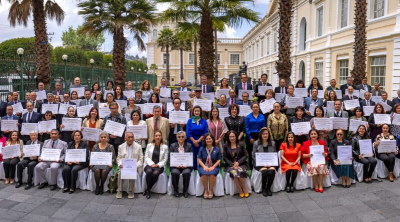 Reconoce UAEMéx a su comunidad docente por su compromiso y años de servicio