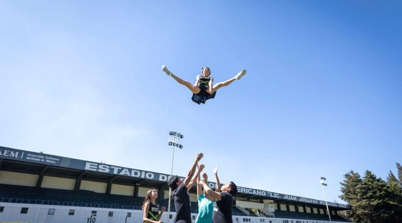 Pasión verde y oro: estudiantes de la UAEMéx impulsan el nivel de las porras universitarias