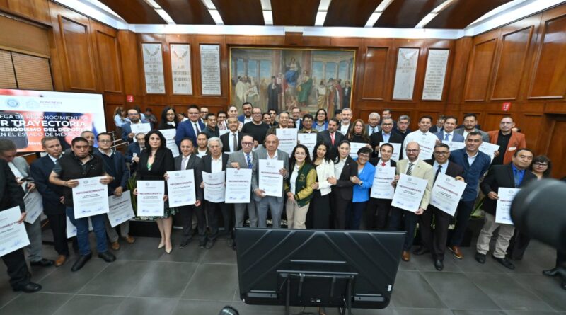 Reconoce Martha Camacho la trayectoria de 46 periodistas deportivos