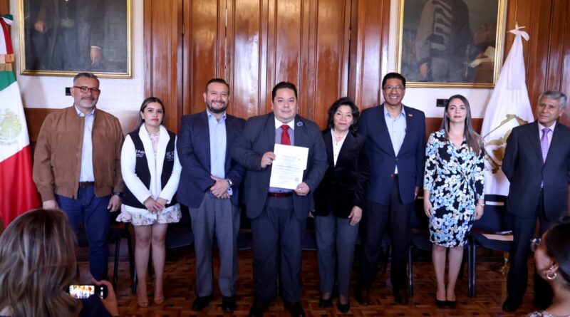 Certifica Toluca a servidores públicos en atención de excelencia