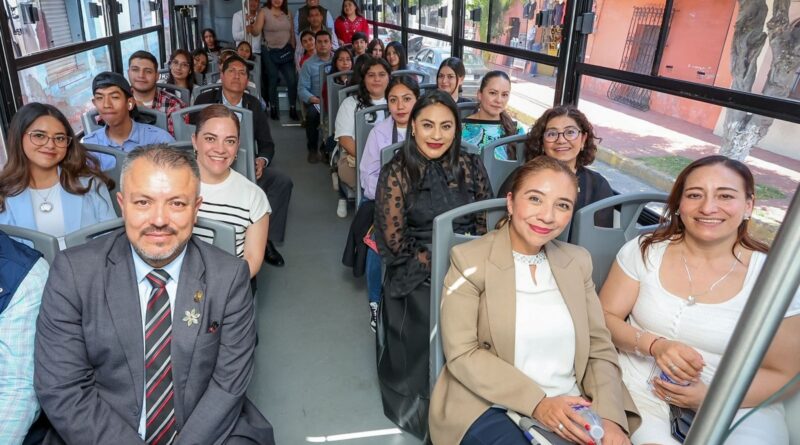 Paty Zarza Rectora, entrega Potrobús en Temascaltepec