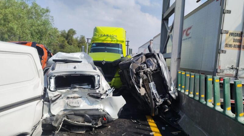 En Ecatepec, carambola deja 18 lesionados y un hombre fallecido, Protección Civil atiende múltiple choque