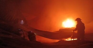 En Ecatepec atienden incendio en fábrica de plasticos en Xalostoc