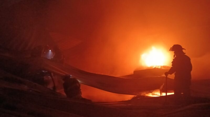 En Ecatepec atienden incendio en fábrica de plasticos en Xalostoc