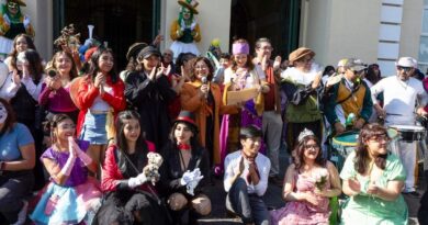 Comunidad teatral de Toluca celebra Día Mundial del Teatro y llena de vida las calles con caravana artística