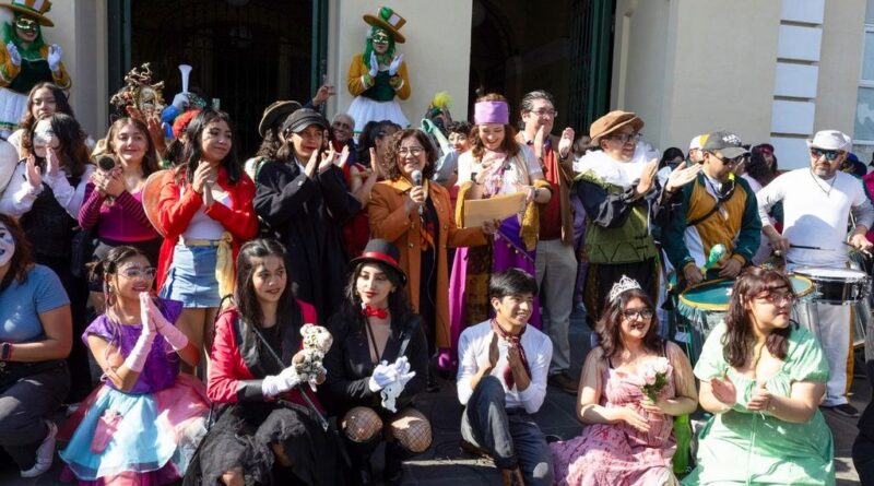 Comunidad teatral de Toluca celebra Día Mundial del Teatro y llena de vida las calles con caravana artística