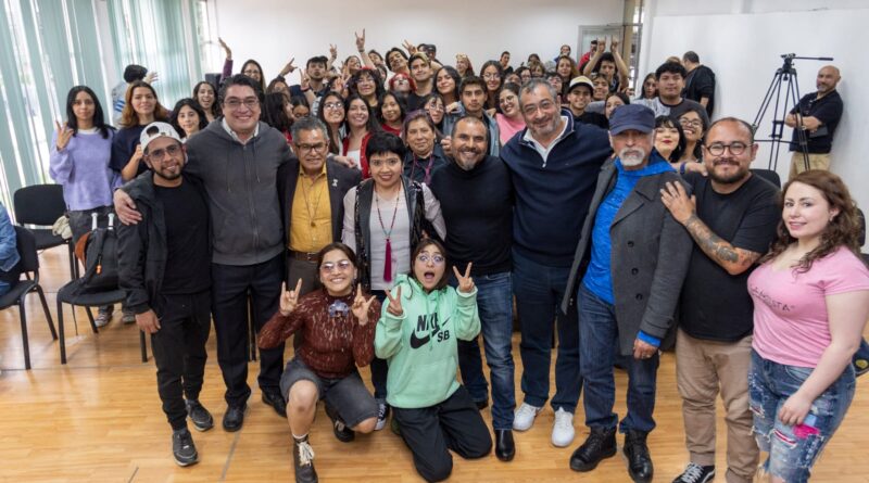 Noé Hernández compartió experiencia profesional con estudiantes de Artes Teatrales de la UAEMéx