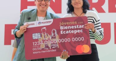 Azucena Cisneros entrega becas para pasajes a 5 mil universitarios