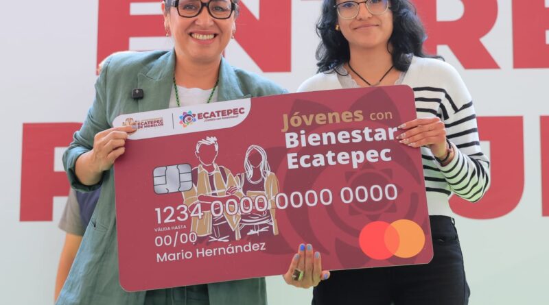Azucena Cisneros entrega becas para pasajes a 5 mil universitarios