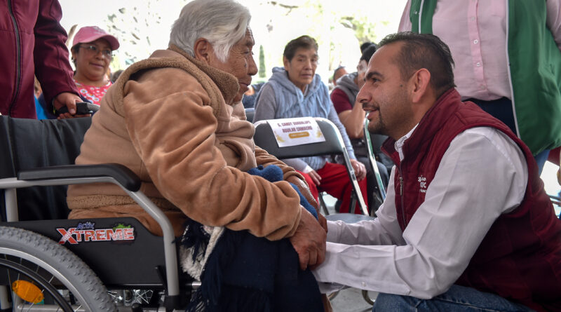 Gobierno de Delfina Gómez facilita movilidad de personas mayores, entrega más de 2 mil 900 sillas de ruedas, bastones y andadores