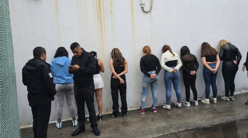 En Ecatepec 24 jóvenes fueron hallados en posesión de armamento y cartuchos de uso exclusivo de fuerzas armadas, los trasladan al penal de Neza