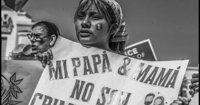 Marchan trabajadores agrícolas en Californía “Sin nosotros, no hay comida en la mesa”