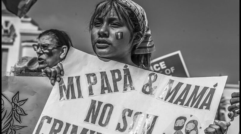 Marchan trabajadores agrícolas en California “Sin nosotros, no hay comida en la mesa”