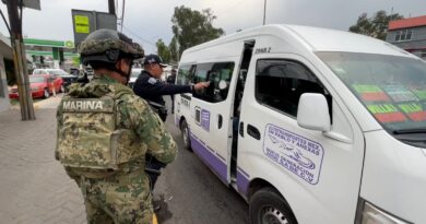 Ecatepec, en el marco del Operativo Violeta-Transporte Seguro se detienen a tres por portar arma blanca y droga