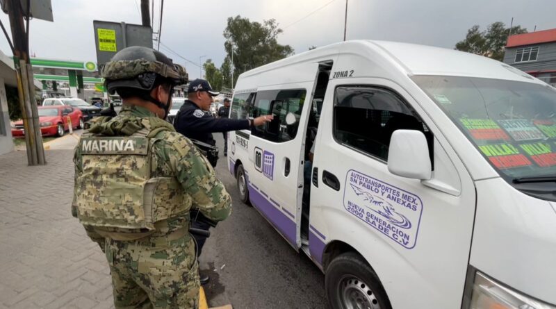 Ecatepec, en el marco del Operativo Violeta-Transporte Seguro se detienen a tres por portar arma blanca y droga