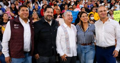 Presencia Francisco Vázquez entrega de tarjetas para mujeres en Texcoco
