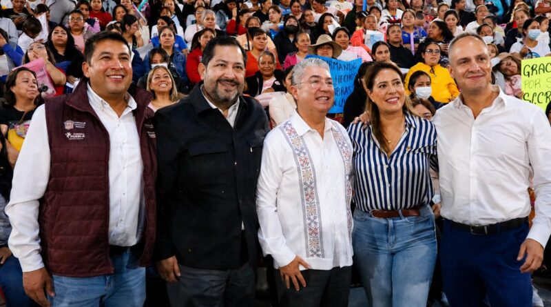 Presencia Francisco Vázquez entrega de tarjetas para mujeres en Texcoco