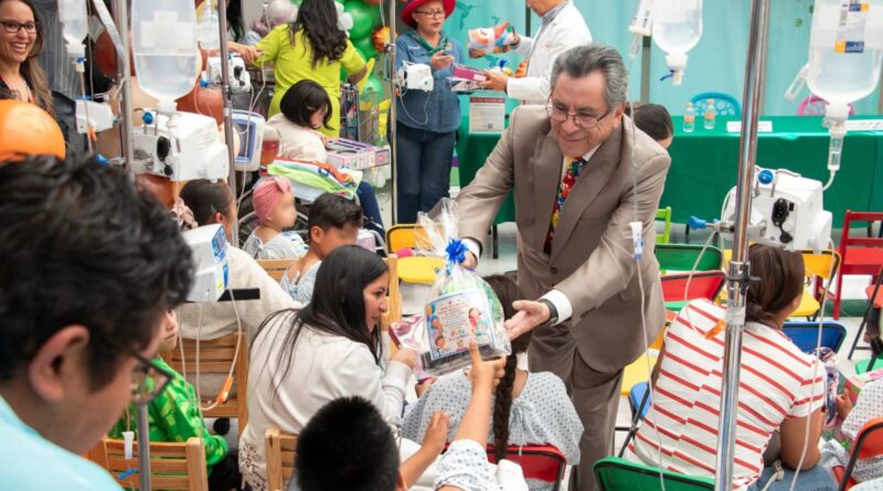 EN BATA DE HOSPITAL Y CONECTADOS A SUEROS Y APARATOS GOZARON DIVERTIDA FIESTA PEQUEÑOS PACIENTES DEL HOSPITAL MATERNO INFANTIL DEL ISSEMYM
