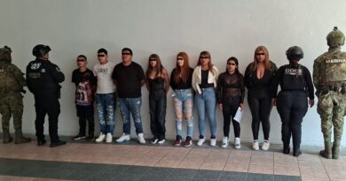 En Ecatepec, Policía municipal y Marina detienen a 24 jóvenes por portar armas, los presentan ante la FGR