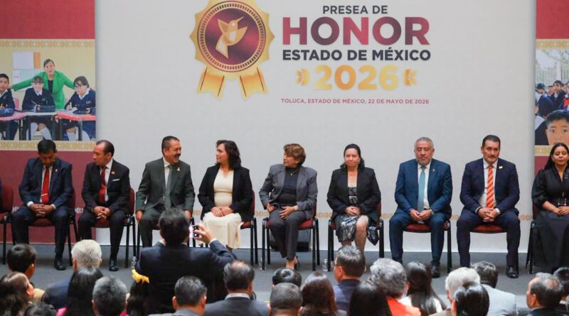 Acompaña Martha Camacho a gobernadora en reconocimientos a docentes