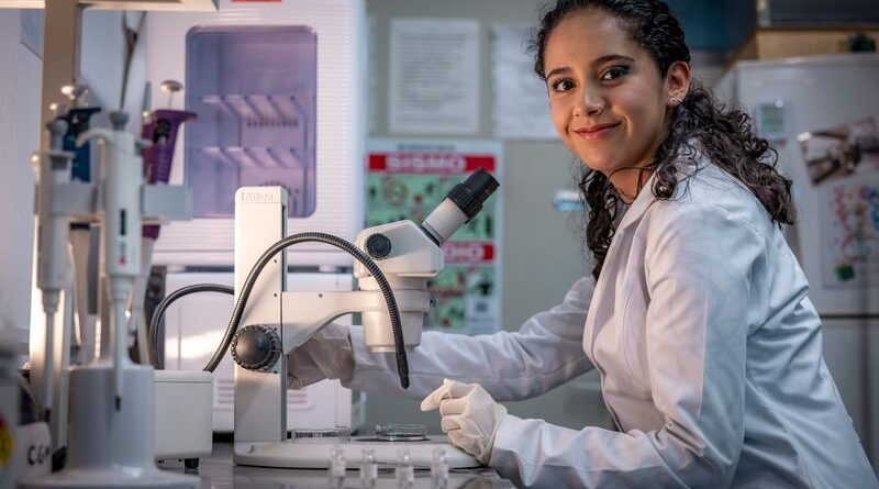 En la UAEMéx, Carolina Martínez López encontró el camino para hacer de la ciencia su proyecto de vida