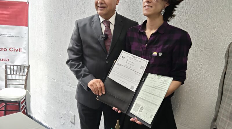 En Toluca la Oficialía 1 del Registro Civil, entregó por primera vez una acta de nacimiento rectificada a una persona no binaria en el Estado de México