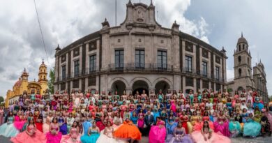En Toluca con padrinos de lujo, 152 quinceañeras tienen fiesta de ensueño