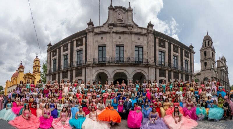 En Toluca con padrinos de lujo, 152 quinceañeras tienen fiesta de ensueño